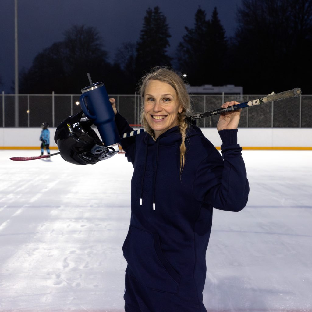 kaukalon kasvatit podcast kansikuva Minna Kauppi jääkiekkokaukalossa